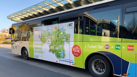 Netz des Verkehrsverbunds Mittelthüringen auf einem Bus