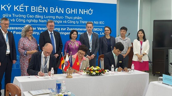 Thüringer Delegation mit Vertretern aus Vietnam