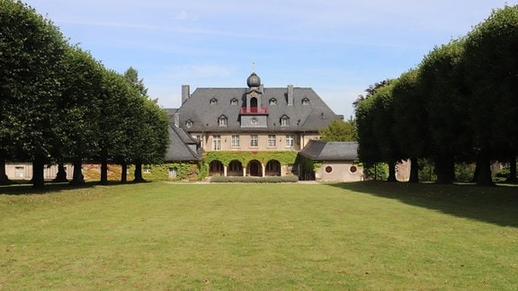 Die Villa Bergfried des Schokoladenfabrikanten Ernst Hüther liegt in einer 20 Hektar großen Parkanlage. Von ihr aus erstreckt sich eine lange Lindenallee.