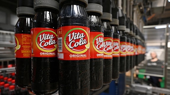 Abfüllung von Vita-Cola an der Produktionsanlage.