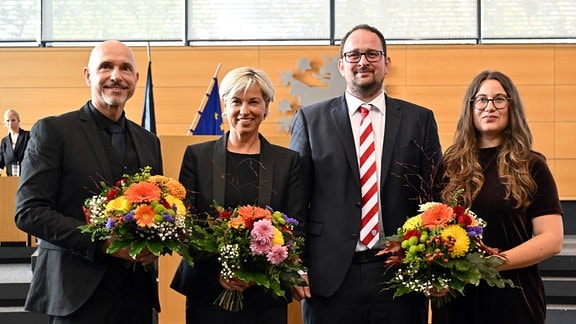 Landtagspräsident Thadäus König (2.v.r., CDU), Vizepräsident Steffen Quasebarth (l., BSW), Vizepräsidentin Cornelia Urban (2.v.l., SPD) und Vizepräsidentin Lena Saniye Güngör (r., Die Linke) stehen im Plenarsaal während der konstituierenden Sitzung des Thüringer Landtags.