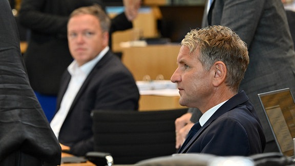 Björn Höcke (r, AfD) und Mario Voigt (l, CDU), Fraktionsvorsitzende ihrer Parteien, im Plenarsaal des Thüringer Landtag