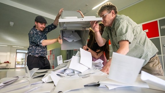 Beginn der Auszählung der abgegebenen Stimmzettel, hier in einem Wahllokal in Erfurt