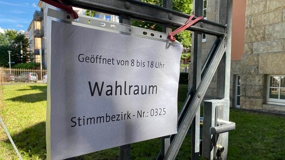 Offene Tür mit einem Aushang für das Wahllokal in der Erfurter Reichertstraße 8. Auf dem Schild steht "Wahlraum Simmbezirk-Nr. 0325"