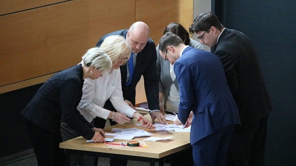 Auszählung der Stimmen nach erstem Wahlgang zum Thüringer Ministerpräsidenten