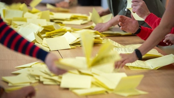 Stimmenauszaehlung zur Buergermeisterwahl im Wahllokal vom Wahlbezirk 114 in der Arnstadter Stadthalle