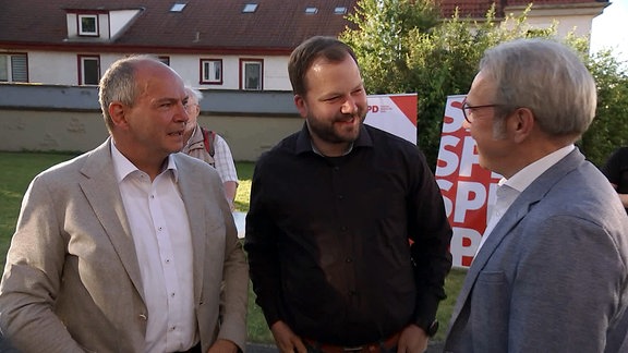 Georg Maier gratuliert Onno Eckert und Knut Kreuch zum Wahlsieg.