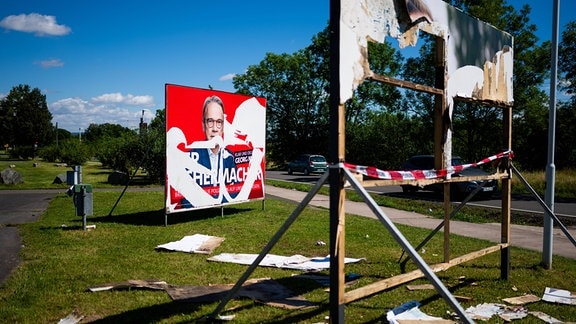 Wahlplakate zur Landtagswahl in Thüringen vom Spitzenkandidaten der Partei DIE LINKE., Bodo Ramelow, und des Spitzenkandidaten der SPD, Georg Maier, wurden in Waltershausen zerstört.