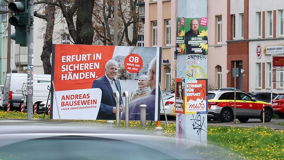 SPD (Erfurt in sicheren Händen - zu sehen ist der amtierende Oberbürgermeister Andreas Bausewein), weiter vorn sind Plakate von den Grünen und MWS (Mehrwertstadt- Deine Stimme fuer Erfurt) angebracht