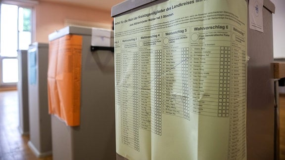 Wahlurnen in einem Wahllokal