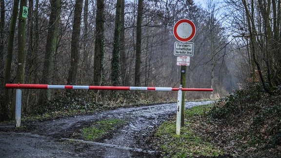 Schranke und Schild "Durchfahrt verboten am Waldweg außer für Forstwirtschaft"