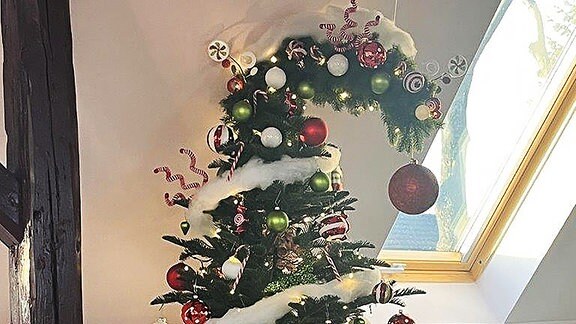 Ein geschmückter Weihnachtsbaum in einer Wohnung