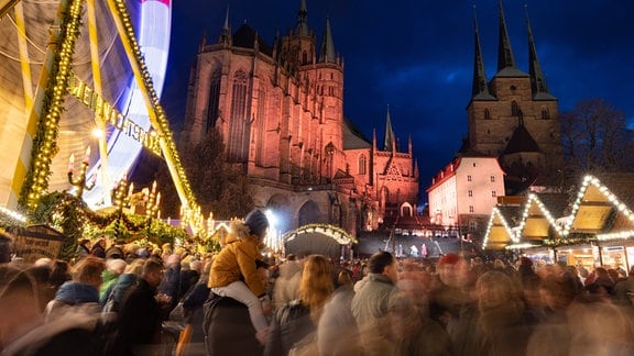 Weihnachtsmarkt Erfurt, im Hintergrund der Dom, auf der linken Seite ein beleuchtetes Riesenrad