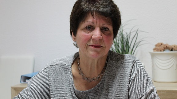 eine Frau mit kurzem dunklen Haar und einem grauen Pullover (Viola Worsch)
