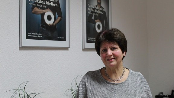 eine Frau mit kurzem dunklen Haar und einem grauen Pullover (Viola Worsch)