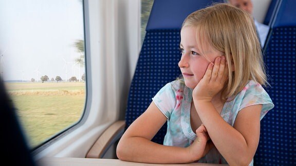 Kleines Mädchen sitzt im Zug