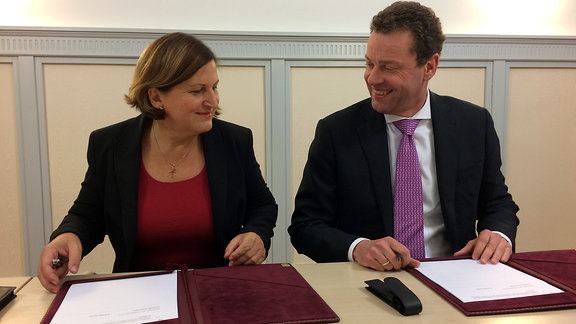 Bürgermeisterin Sylvia Hartung und K+S-Vorstandschef Burkhard Lohr unterzeichnen einen Vergleich