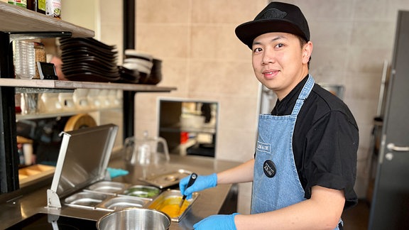 Er will Koch werden: Der 21-jährige Trung Dung Nguyen ist sehr zufrieden mit seiner Arbeit.