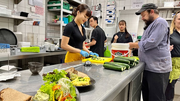 Ob Koch oder Restaurantfachleute - in der Küche helfen alle mal aus. Das Unternehmen bietet viele verschiedene Abteilungen.