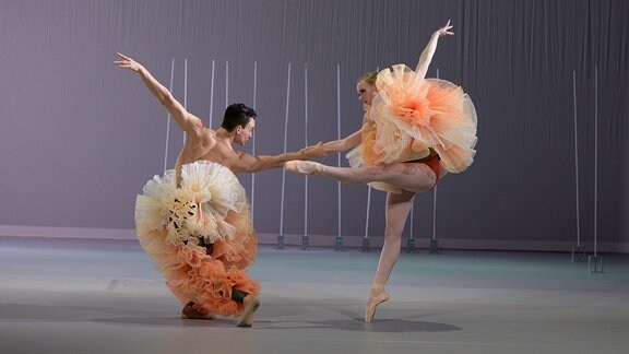 Zwei Tänzerinnen mit großen, aufgeplüschten Röcken