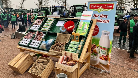 Ein Stand mit regionalen Prdukten von Bauern auf dem Parkplatz der Wartburg