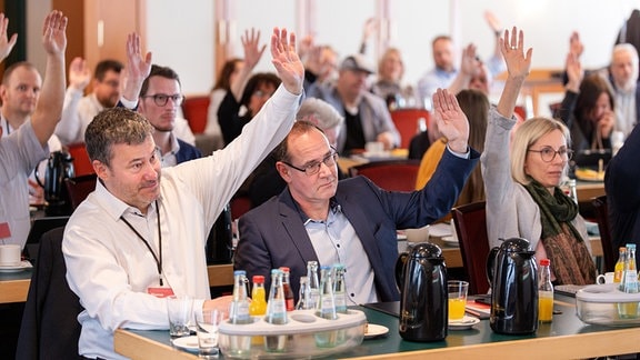 Mitglieder stimmen bei der Gründungsversammlung des Landesverbandes Thüringen Bündnis Sahra Wagenknecht (BSW) im Hotel «Thüringer Hof» über die Tagesordnung ab.