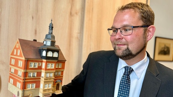 Der neue Eisenacher Oberbürgermeister Christoph Ihling hält ein Modell des Eisenacher Rathaus.