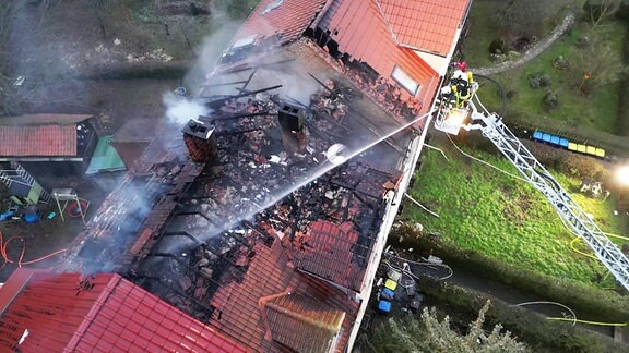 Feuerwehrleute löschen einen Brand in Eisenach.