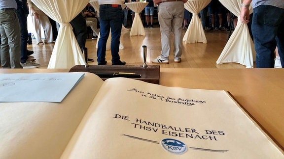 Das Goldene Buch der Stadt Eisenach liegt bereit, damit sich die Handballer eintragen können. 