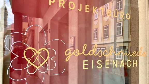 Goldschmiede Eisenach steht auf einem Fenster.