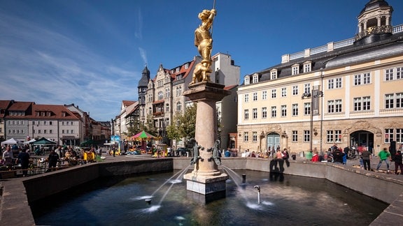 Marktplatz mit St.-Georgs-Brunnen und Stadtschloss von Eisenach