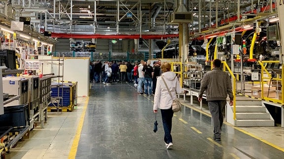 Besucher im Opel-Werk Eisenach zum 30. Jubiläum.