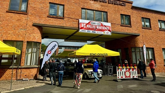 Technische Abnahme zur 60. Rallye Wartburg Eisenach: Menschen am Eingang mit Begrüßung zur 60. Ralley Wartburg Eisenach