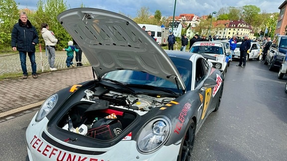 Technische Abnahme zur 60. Rallye Wartburg Eisenach: ein Renn-PKW mit offener Motorhaube
