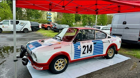 Technische Abnahme zur 60. Rallye Wartburg Eisenach: Ein PKW Saporoshez unter einem roten Zeltdach