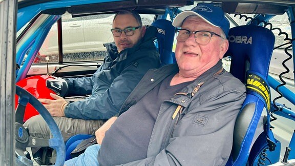 Technische Abnahme zur 60. Rallye Wartburg Eisenach: Zwei Männer in einem Auto