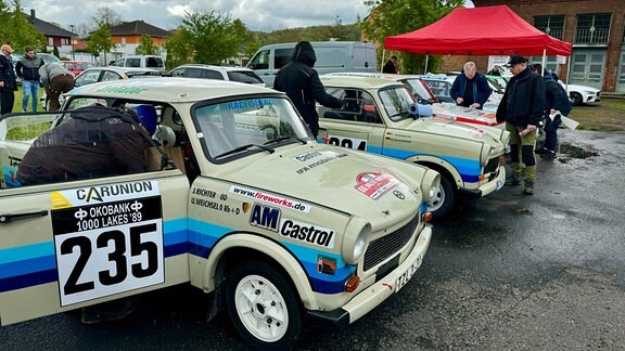 Technische Abnahme zur 60. Rallye Wartburg Eisenach: Menschengruppe neben PKW Trabant bei der Rennvorbereitung