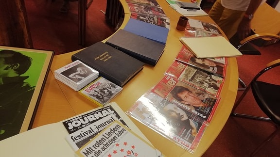 Verschiedene Bücher und Zeitschriften auf einem Tisch
