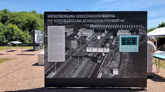 große Gedenktafel unter freiem Himmel mit dem Titel "Grenzübergang Herleshausen/Wartha"