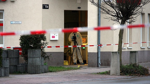 Spurensicherung in einer Sparkassenfiliale in Neudietendorf, in der ein Geldautomat gesprengt worden war