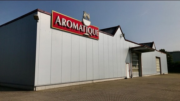 Eine Fabrikhalle mit dem Logo von Aromatique