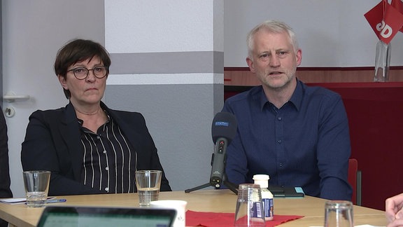 Die SPD-Bundesvorsitzende Saskia Esken sitzt neben dem SPD-Lokalpolitiker Michael Müller