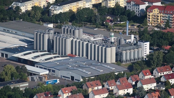 Das Gelände einer Brauerei von oben.