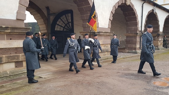Soldaten des Aufklärungsbataillons 13 beim Appell auf dem Hof von Schloss Friedenstein