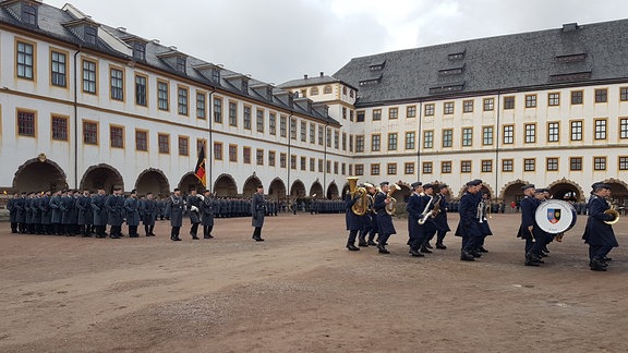 Soldaten des Aufklärungsbataillons 13 beim Appell auf dem Hof von Schloss Friedenstein