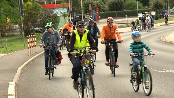Mehrere Fahrradfahrer auf einer Straße in Gotha