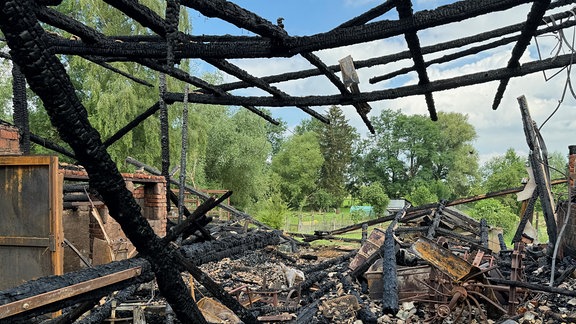 Verkohlte Reste der Scheune des abgebrannten Gehöfts in Pfullendorf