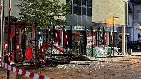 Die Bankfiliale in Friedrichroda nach der Sprengung eines Geldautomaten
