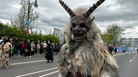 Festumzug Gothardusfest 2024: Eine verkleidete Person mit Teufelsmaske