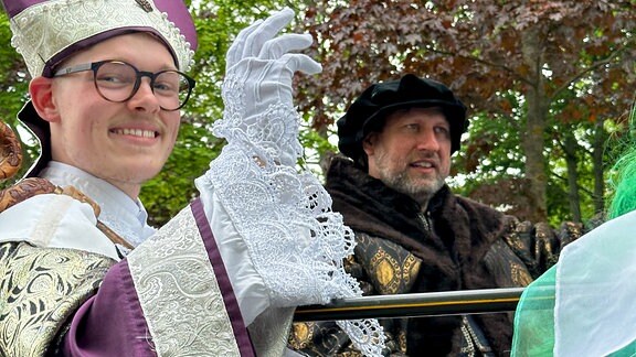 Festumzug Gothardusfest 2024: Der heilige Sankt Gothardus und der Landgraf Balthasar auf einem Festwagen